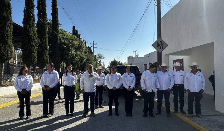 Mainero celebra con alegría el Desfile de Primavera